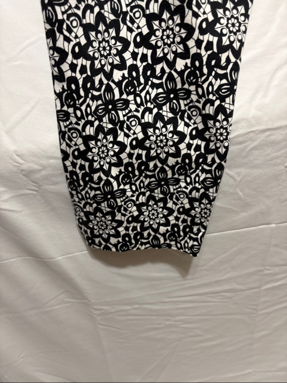 Madison Black & White Floral-Print Capris - Picture 6 of 7